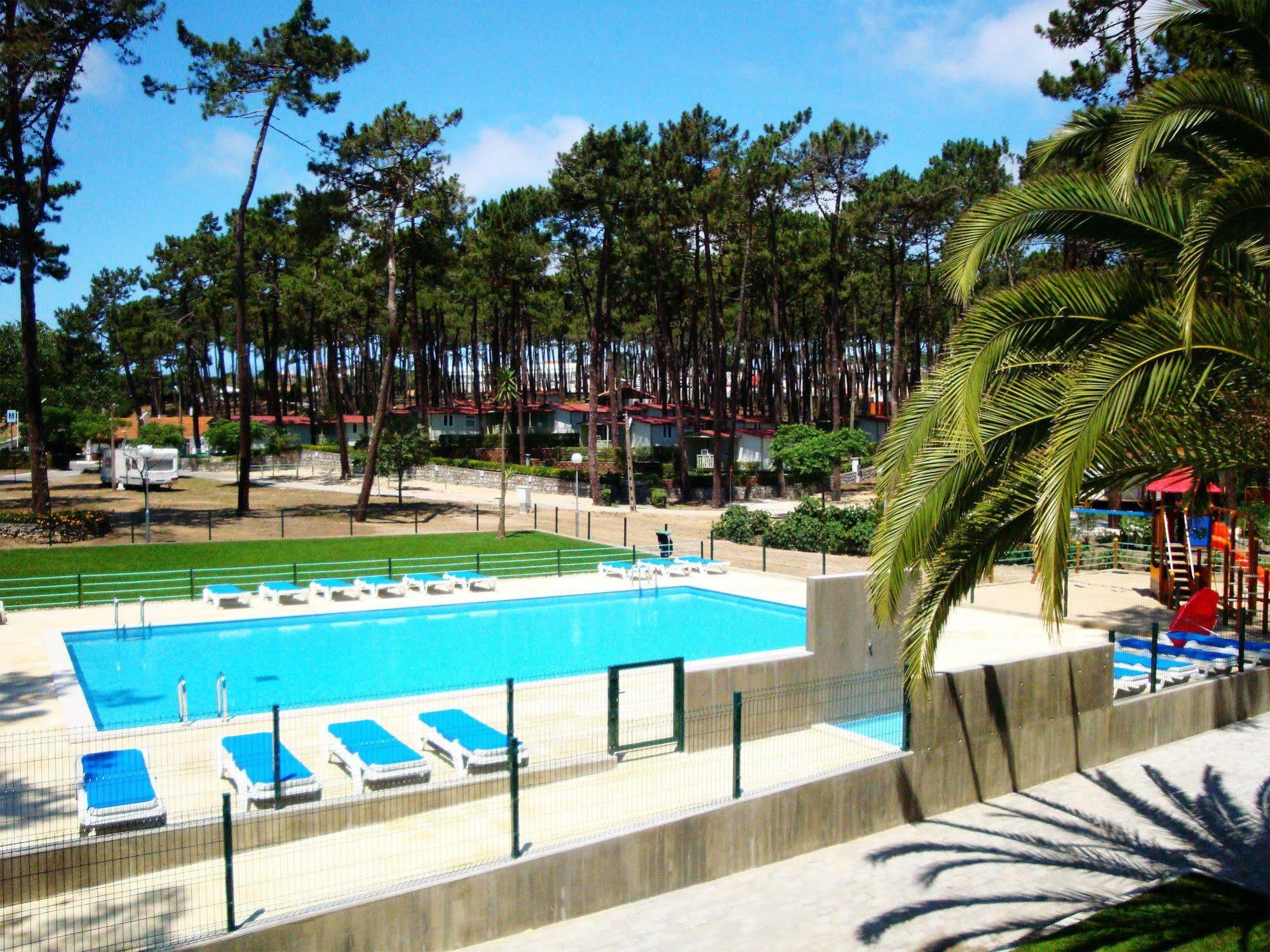 Отель Orbitur Valado Bungalows Caravan Park Назаре Экстерьер фото